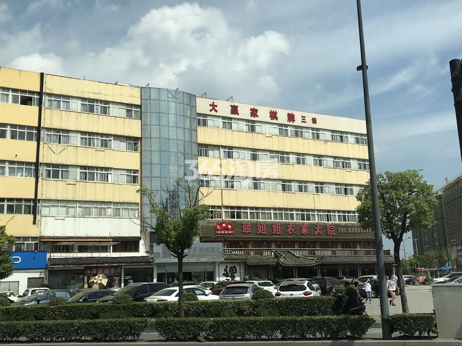 新城璟隽公馆附近建设一路上的饭店 2018.10摄