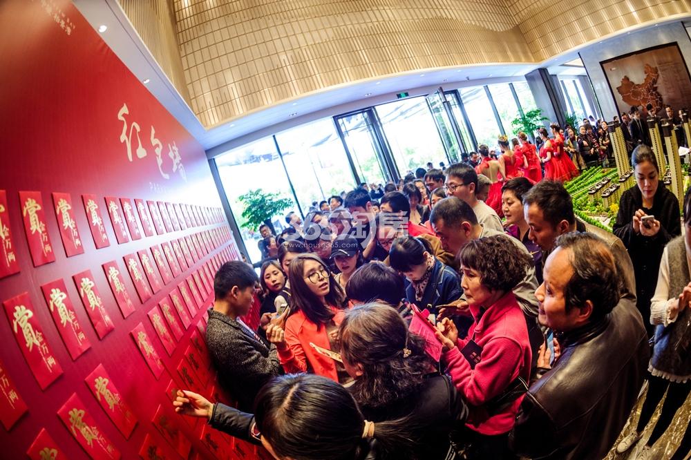 中骏柏景湾现场实景展示区及高层118方样板开放现场人气（2018年4月7日）