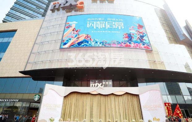 新城璟隽公馆周边万象汇实景图 2018年7月摄