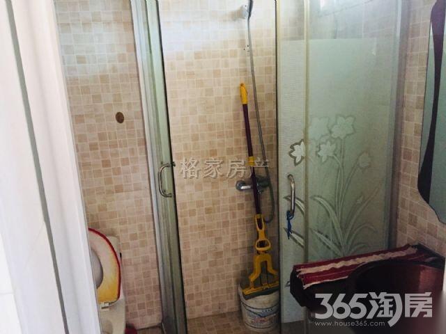 房屋卖点:主卧朝南,南北通透 格局方正 无浪费空间 物业管理非常到位,公共设施保养极好,物业24小时服务 从未有间断过!夫妻产权,满2年没有增值税 房子保持很好 业主心态 房屋卖点:主卧朝南,南北通透 格局方正 无浪费空间 物业管理非常到位,公共设施保养极好,物业24小时服务 从未有间断过!夫妻产权,满2年没有增值税 房子保持很好 凤凰城是伟星物业在城北最大的一个小区,小区环境优美,靠近凤鸣湖风景迷人,小区配套设施完善,有2个安徒生幼儿园,安徽师范附属小学配套齐全,小区靠近205国道,有5.