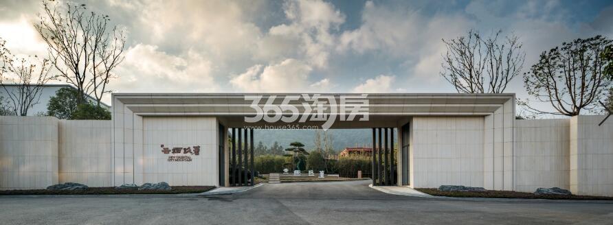和昌云栖玖著售楼处大门实景图 2018年11月