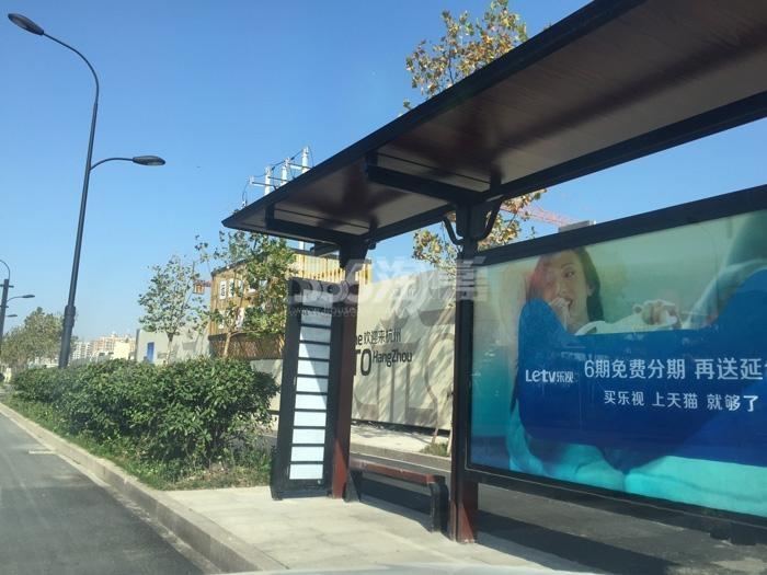 远洋万和四季未开通的公交站实景图 2015年11月摄 