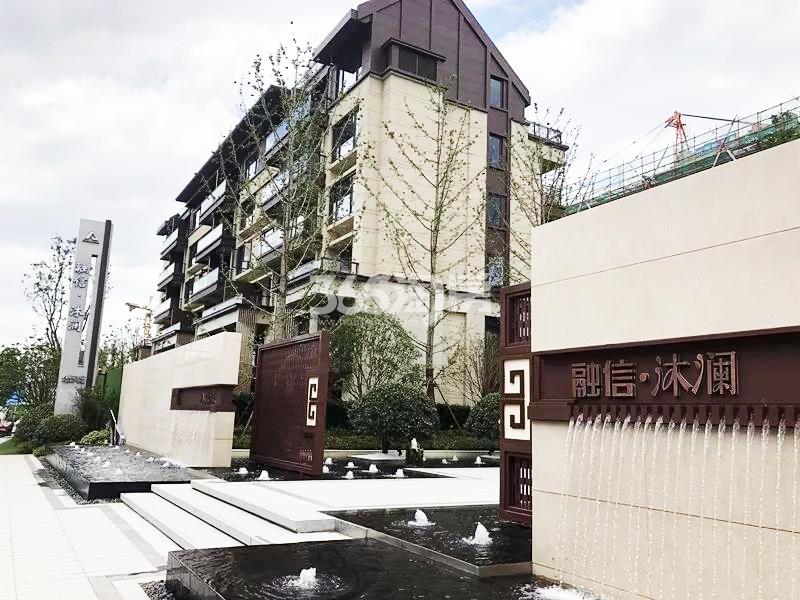2018年8月融信沐澜售楼处外部实景