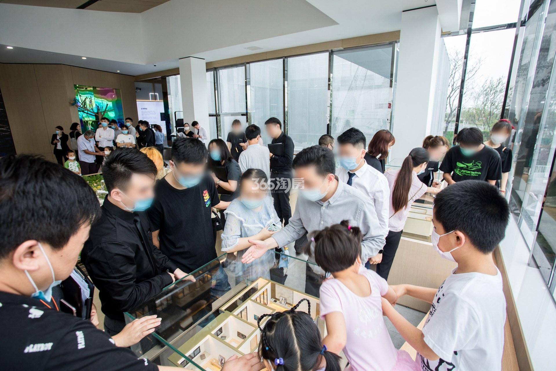 金地翡翠星辰售楼处现场实景图