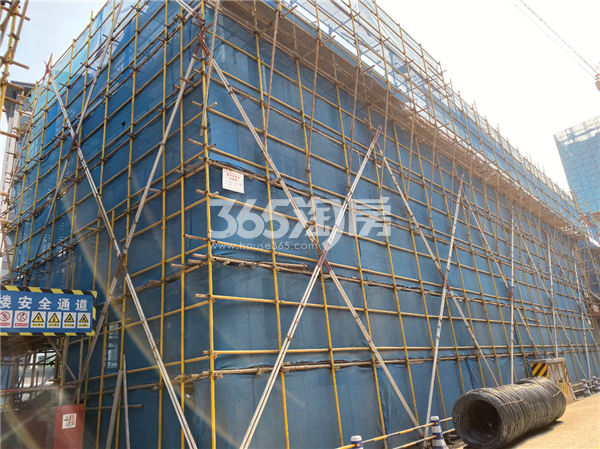 4#主体结构封顶，窗框、外粉完成，内粉、钢构施工中