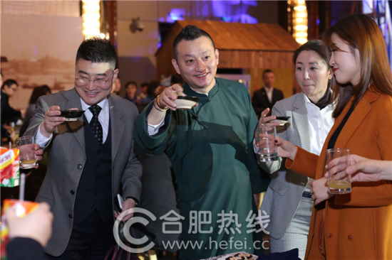 酒店总经理冯吉先生向来宾敬酒 酒店总经理冯吉先生向来宾敬酒