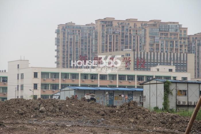 万科北宸之光周边配套——新理想学校 2015年9月摄 