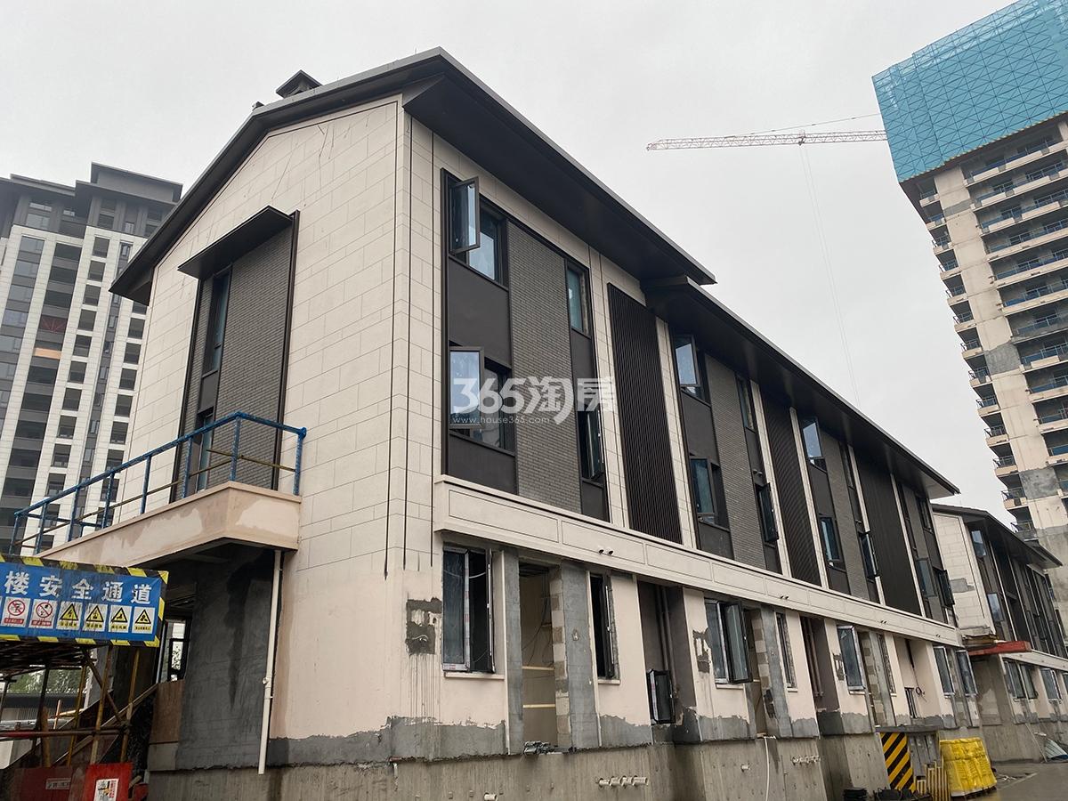 5#  主体结构封顶，内粉、外粉、外立面涂料、钢构、栏杆、窗框、窗扇、吊顶、新风管线、空调主机完成
