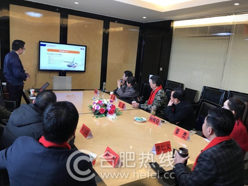 李杰向刘传安书记一行介绍医疗救援直升机项目