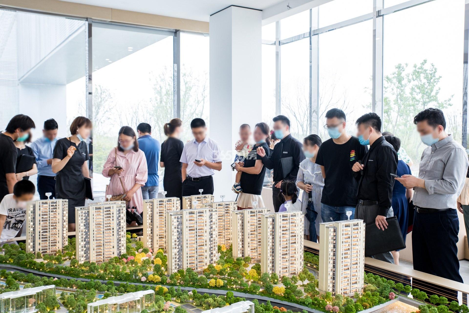 金地翡翠星辰售楼处现场实景图