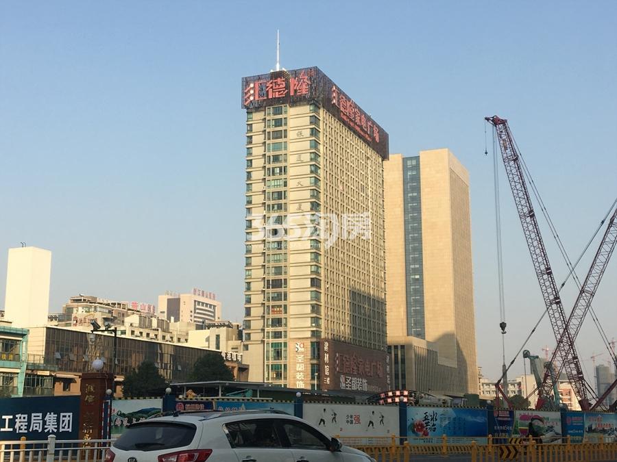 龙湖天钜南面汇德隆实景图 2017年11月摄