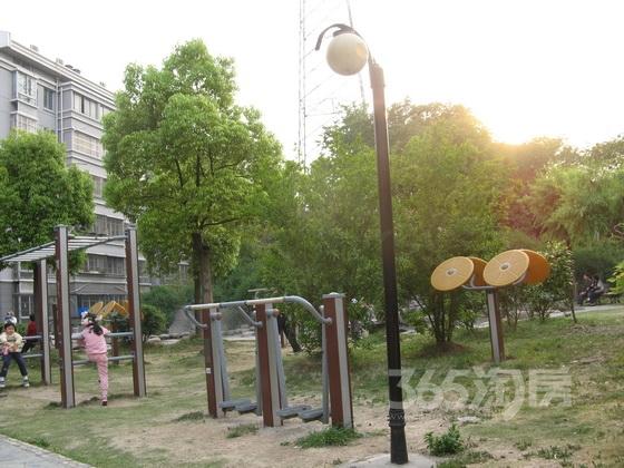 【花园小区半地下室一室一厅一卫一厨空调热水