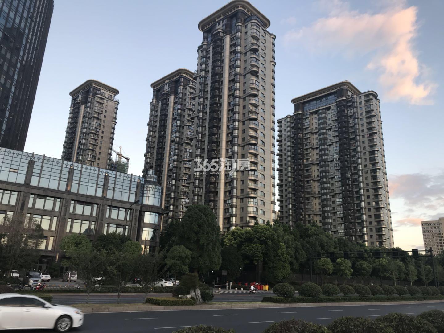 中旅名门府附近的东方一品小区实景图 2018年7月摄