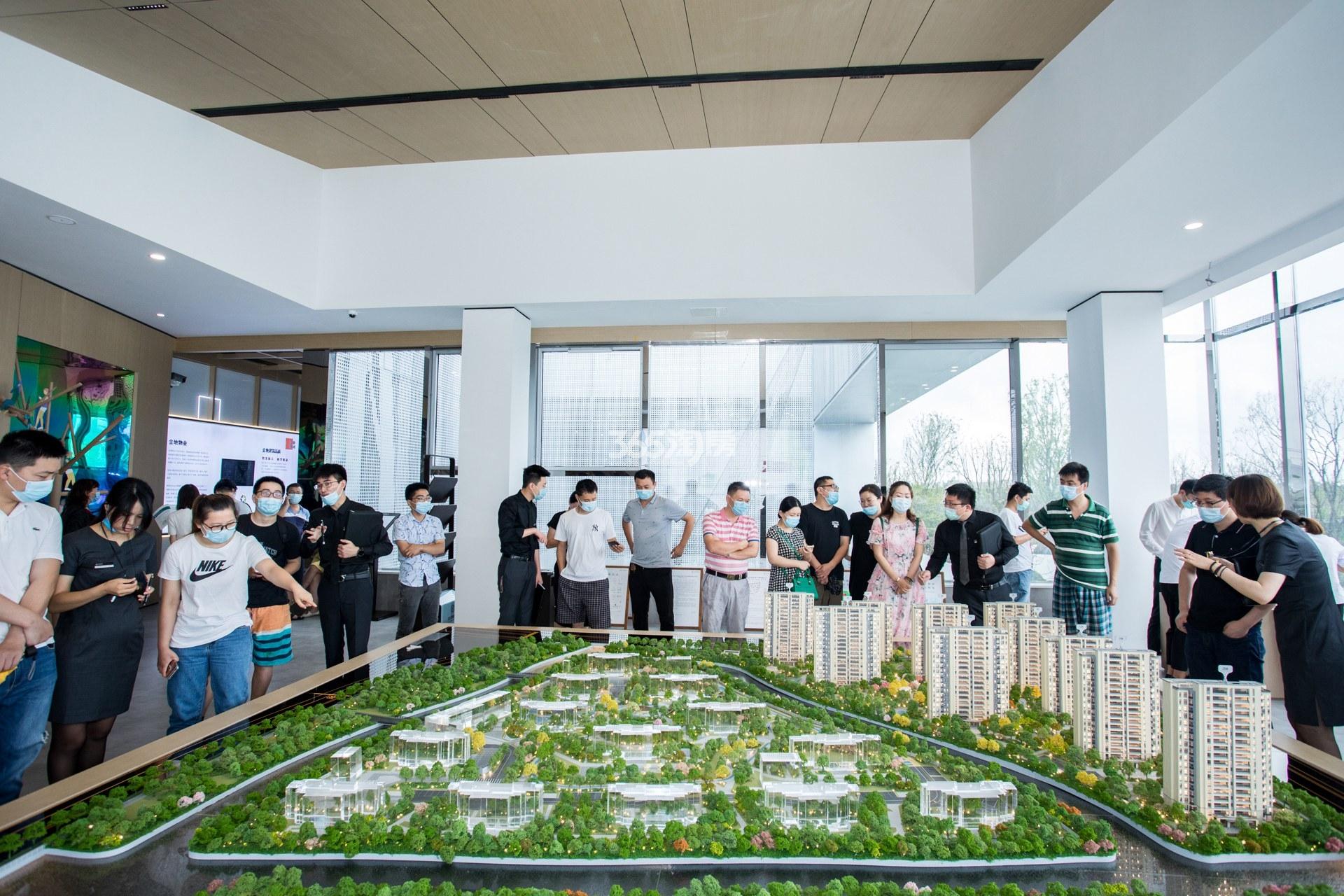金地翡翠星辰售楼处现场实景图