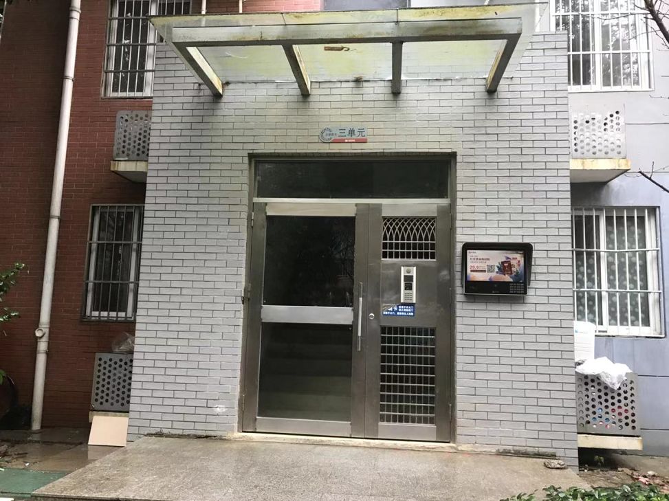 单元门入户还算严格,需要刷卡进入,但是小区以多层为主,没有电梯,只有