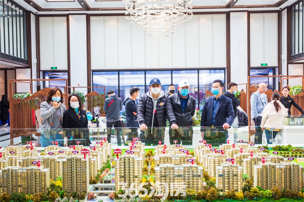 伟星政务壹号城市展厅开放实景图——购房者在看沙盘