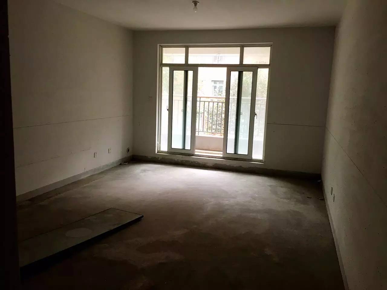 天泽苑 毛坯三室 看房随时电话联系有钥匙