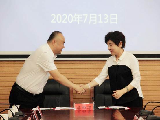 天朗控股集团董事长孙茵,天朗控股集团副总裁天朗地产总经理马琳,天朗