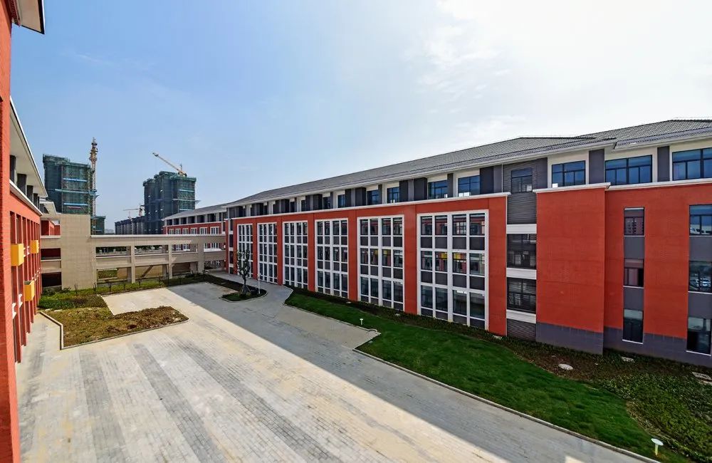 东湖塘实验小学2018年1月开工,2019年10月竣工,由江苏伟丰建筑安装