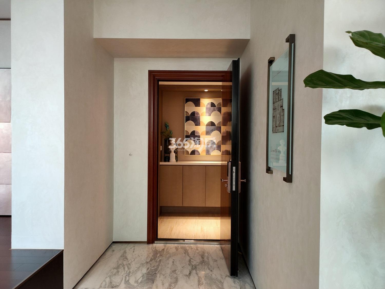 云上金铭府d户型125方样板房——入户门