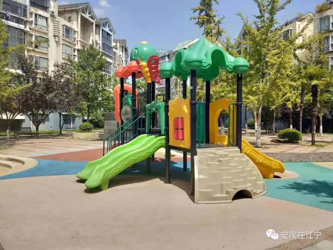 小区内的儿童游乐区铺设塑胶地面,一旁即大人的活动场所,放置了健身